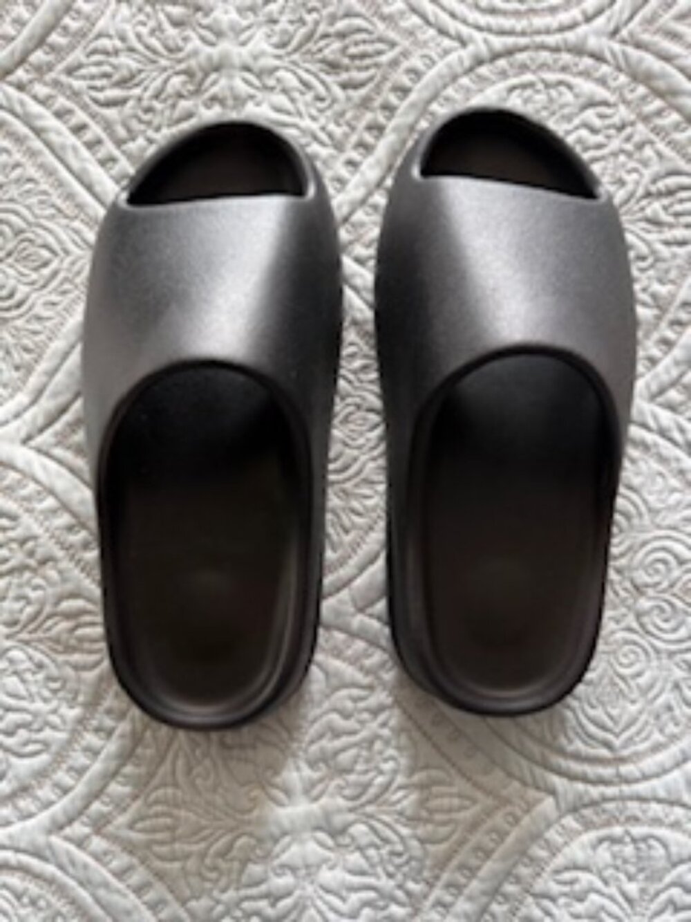 Yeezy sandals size 8 in black - Picture 2 of 5
